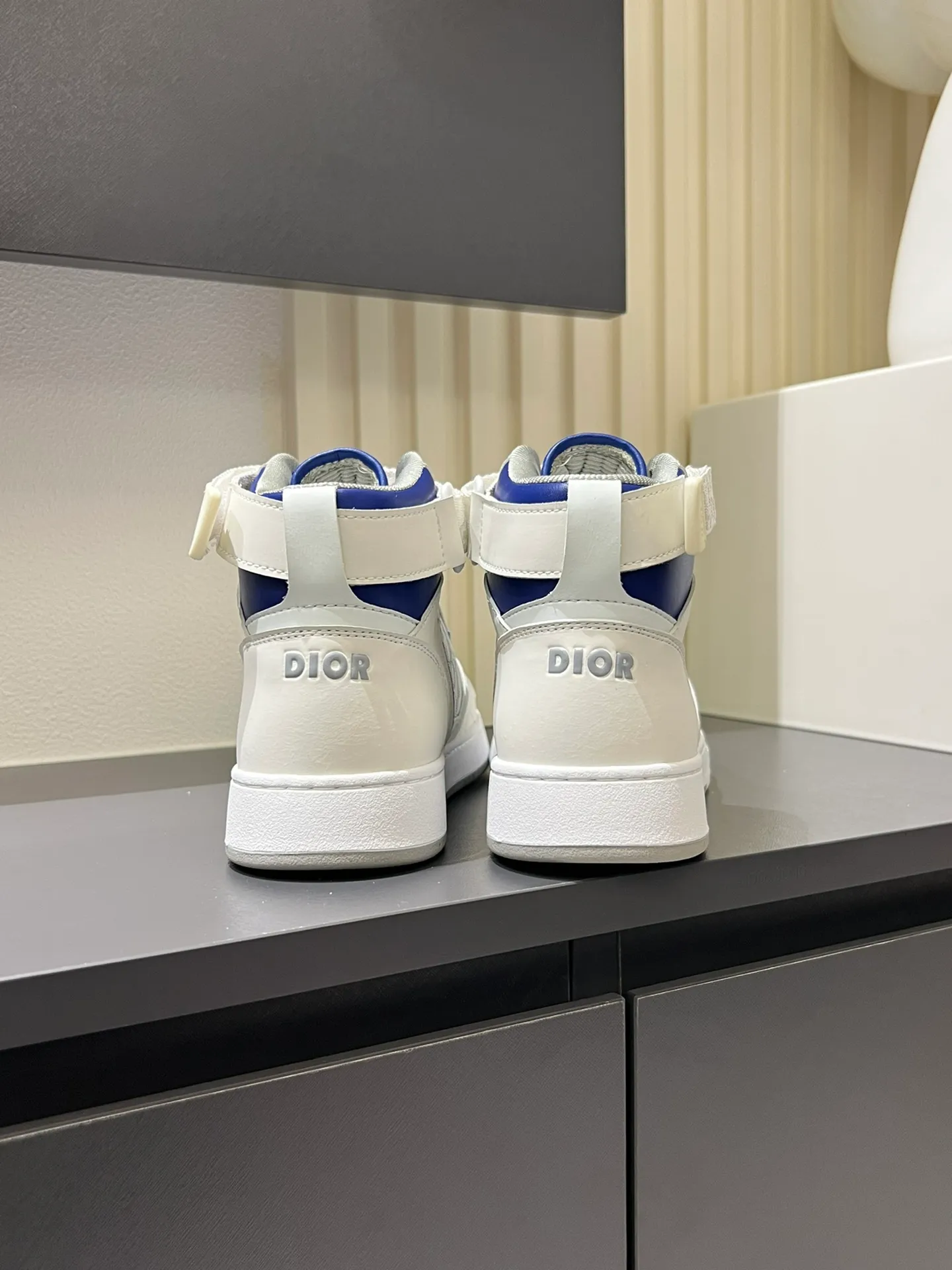Men's shoes 💰p460 "Dio*" mid-top B27 casual sneakers. This B27 high-top sneaker is a new product in the series and continues Di*r's classic style. Crafted from gray and white smooth calf leather with beige and black Oblique print panels on the sides. The "CD Icon" shaped shoelace eyelets are clever and delicate, and the two-color rubber sole, rear collar and heel are all equipped with the brand's iconic details to enhance the style. Oblique printed straps at the ankle allow for an adjustable fit to complement the overall design. Fashionable and versatile, it can complement any look. Create an exquisite design with unique dynamic vitality and modern atmosphere, presented in low-top and high-top styles. This new must-have shoe adds a new dimension to Dior's archive heritage, embodying modern elegance. Purchase the original version and make it 1:1. If you need top quality, please come to me! Male 38-44!